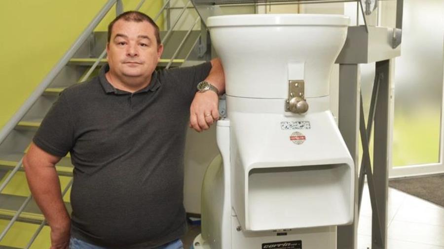 Vérifie la qualité des emballages de fromage